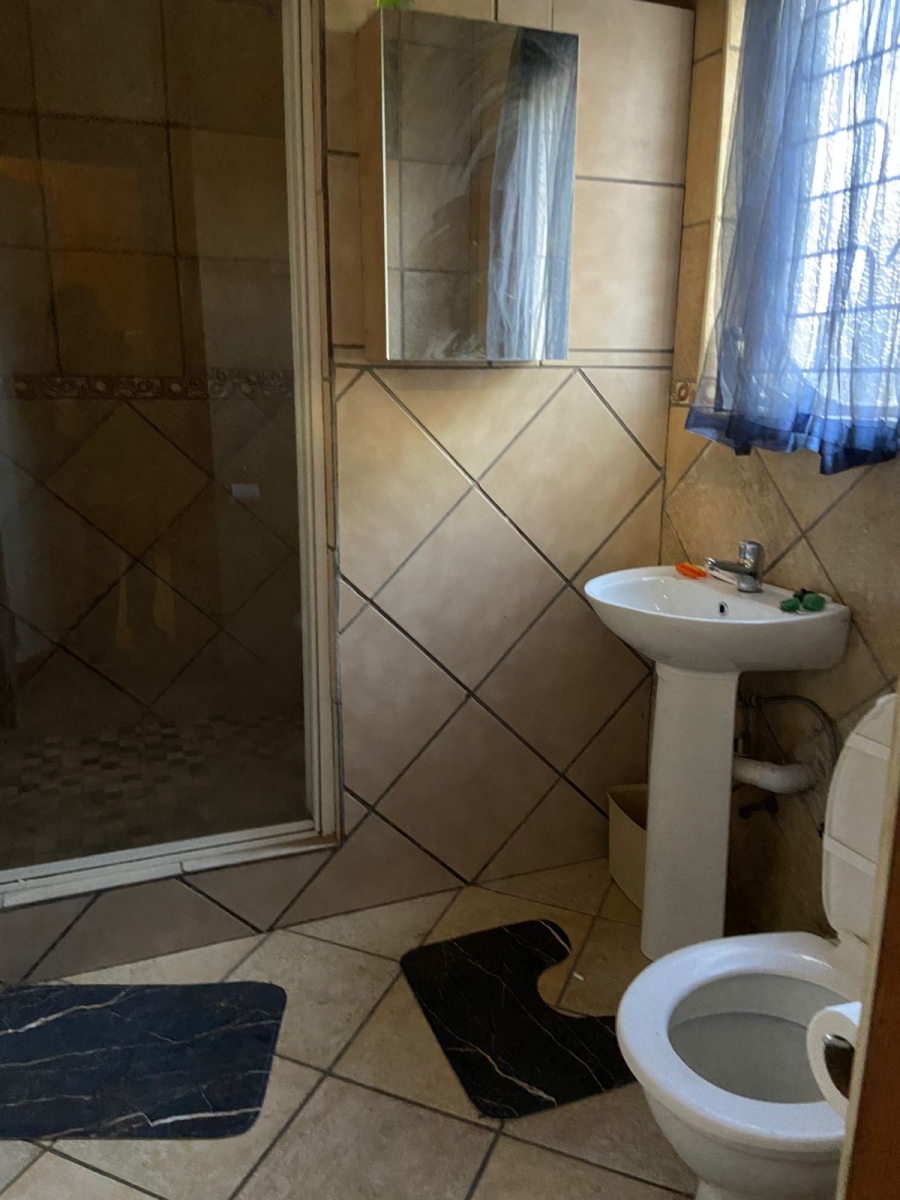 5 Bedroom Property for Sale in Flora Gardens Gauteng