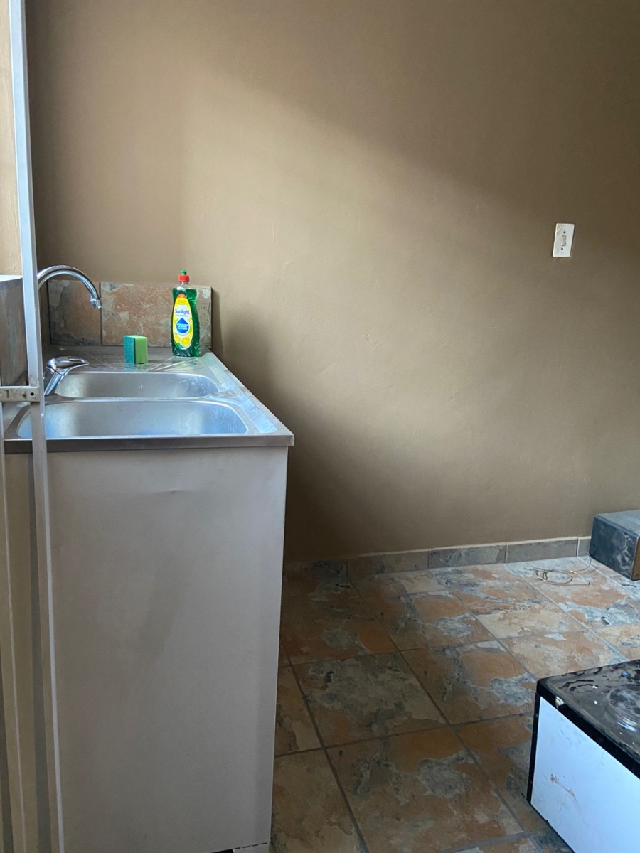 5 Bedroom Property for Sale in Flora Gardens Gauteng