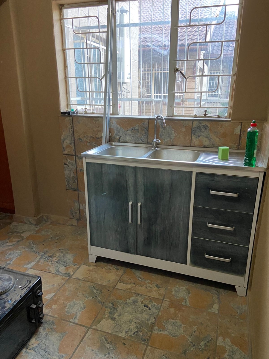 5 Bedroom Property for Sale in Flora Gardens Gauteng