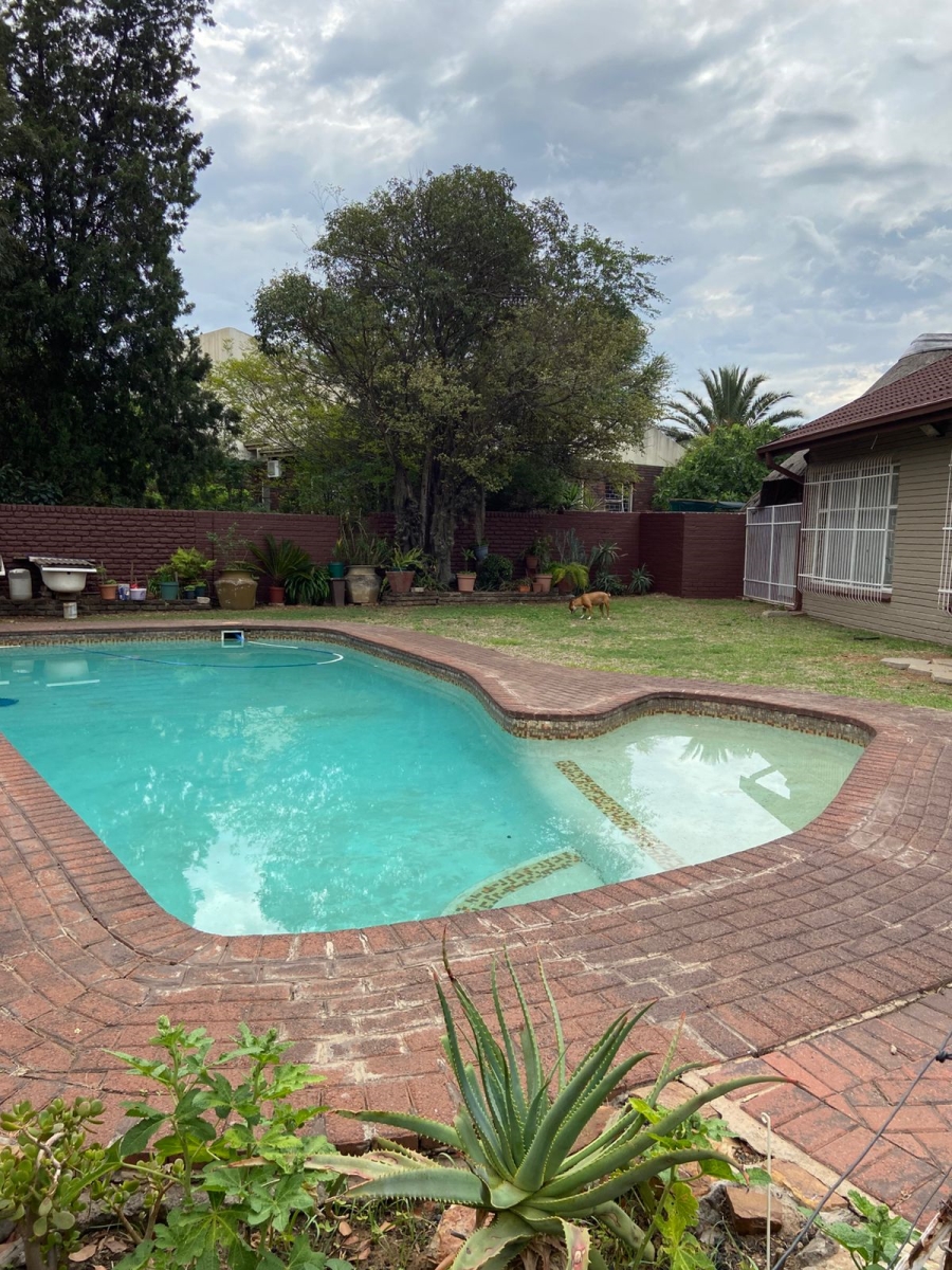 5 Bedroom Property for Sale in Flora Gardens Gauteng