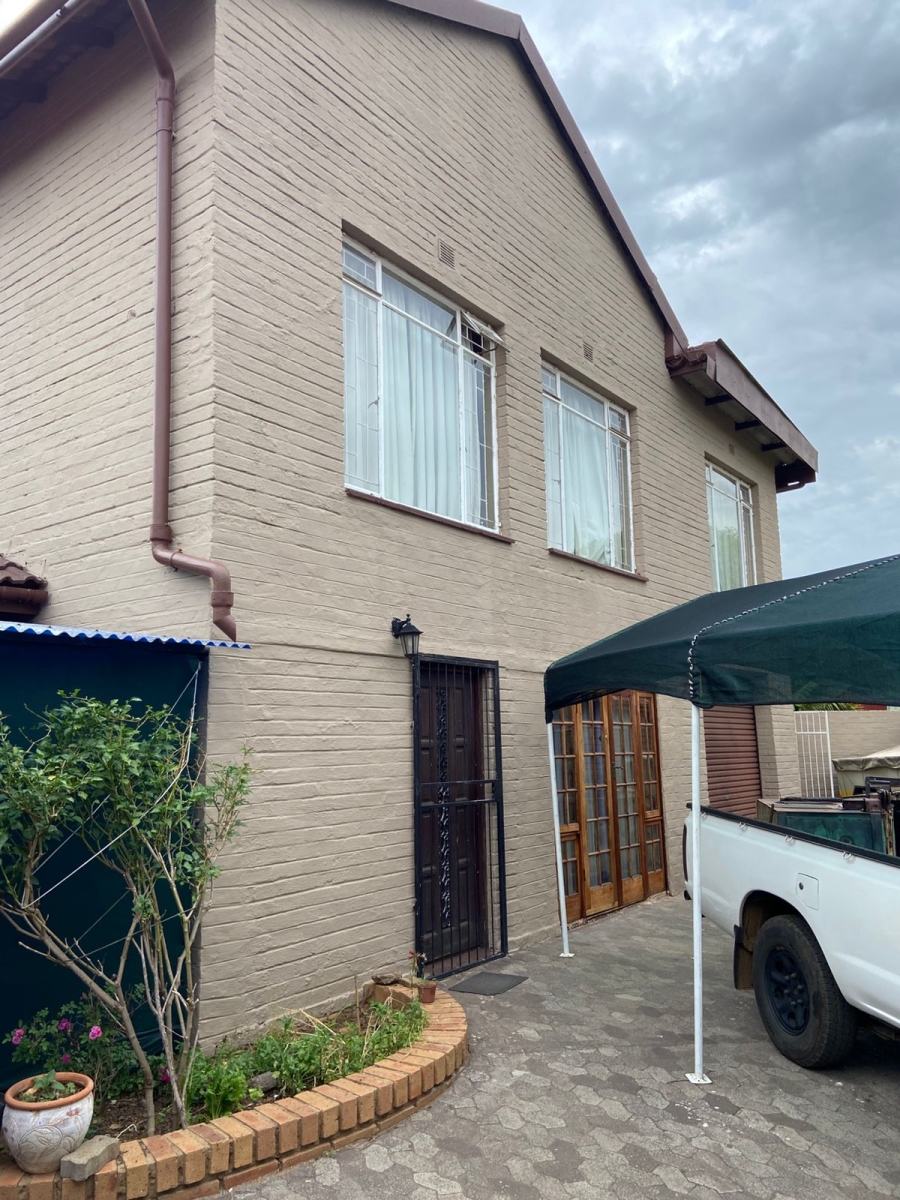 5 Bedroom Property for Sale in Flora Gardens Gauteng