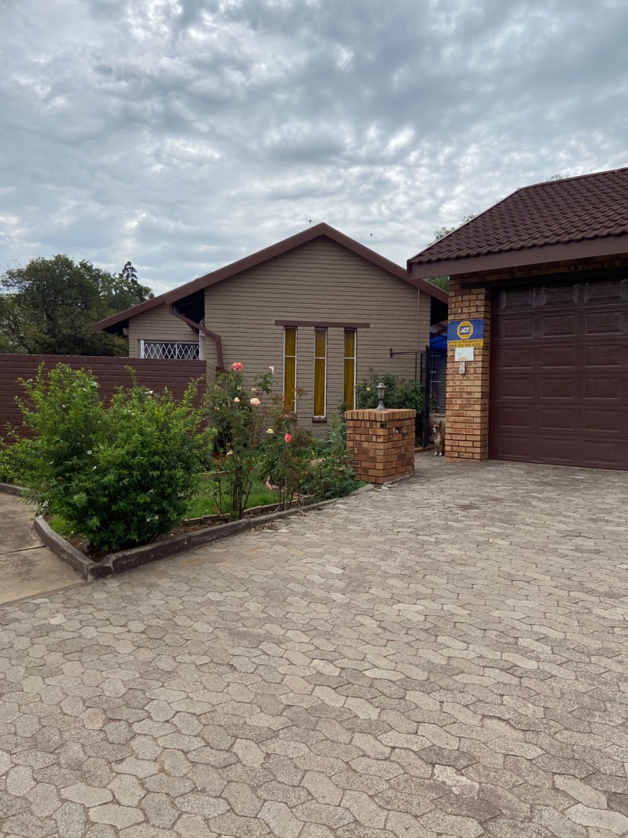 5 Bedroom Property for Sale in Flora Gardens Gauteng