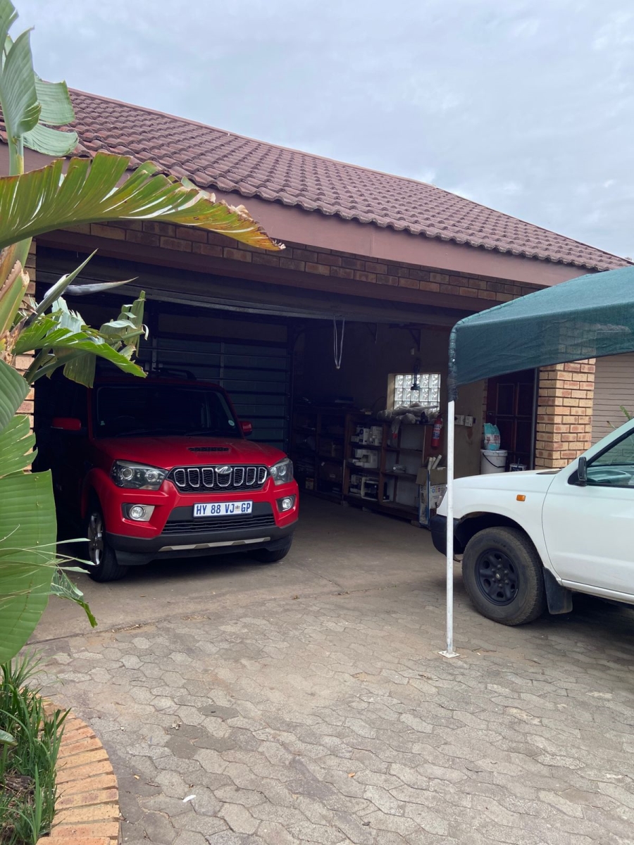 5 Bedroom Property for Sale in Flora Gardens Gauteng