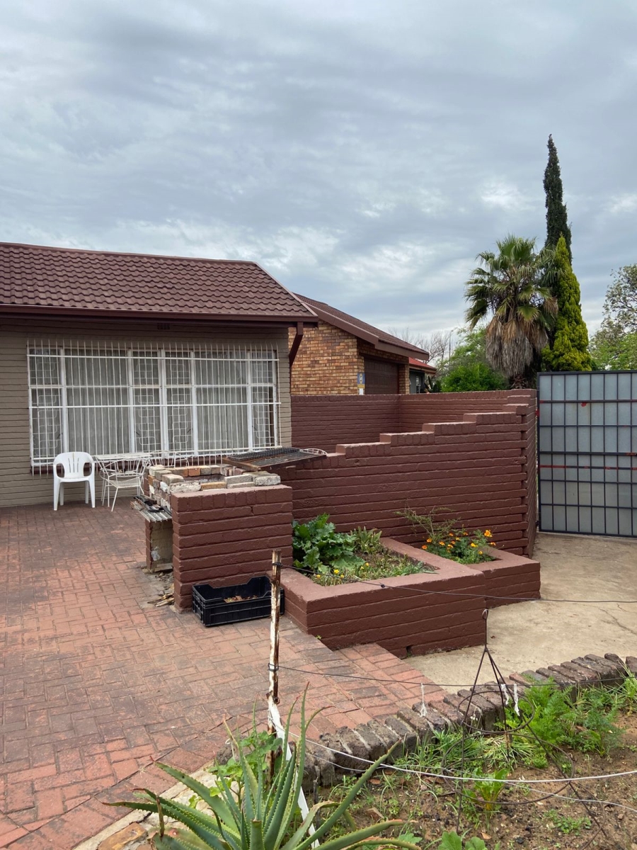 5 Bedroom Property for Sale in Flora Gardens Gauteng