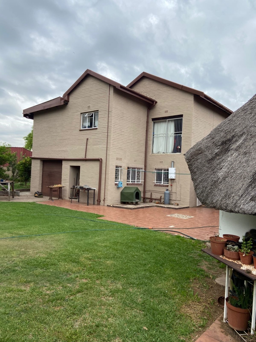 5 Bedroom Property for Sale in Flora Gardens Gauteng