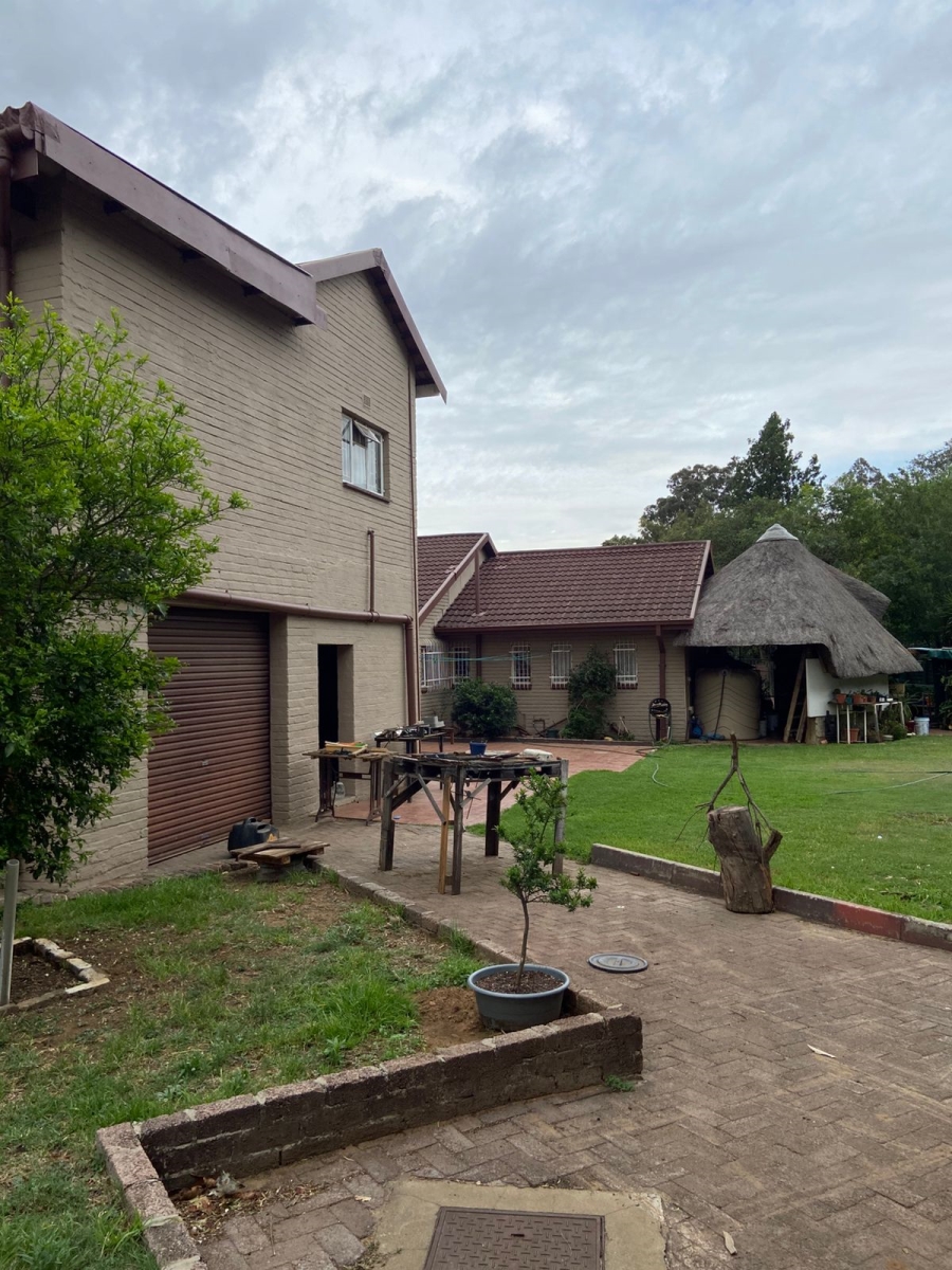 5 Bedroom Property for Sale in Flora Gardens Gauteng