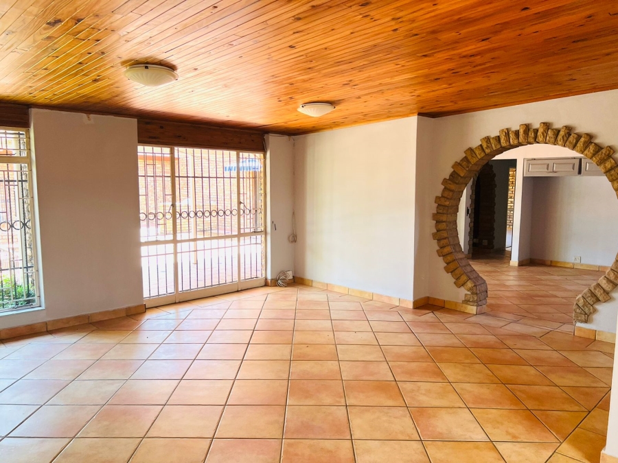 5 Bedroom Property for Sale in Monument Park Gauteng