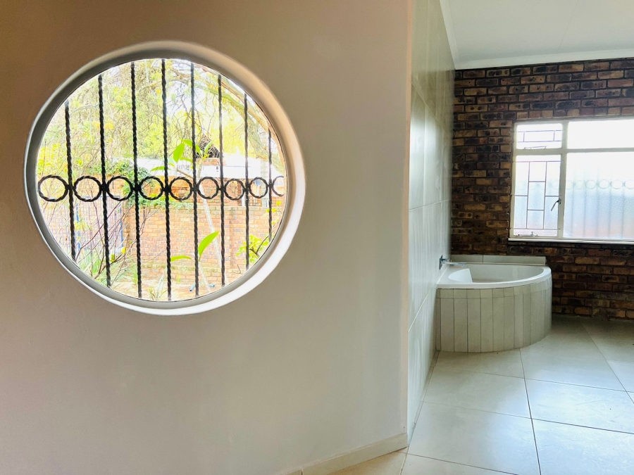 5 Bedroom Property for Sale in Monument Park Gauteng