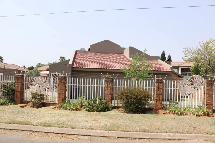 4 Bedroom Property for Sale in Eike Park Gauteng