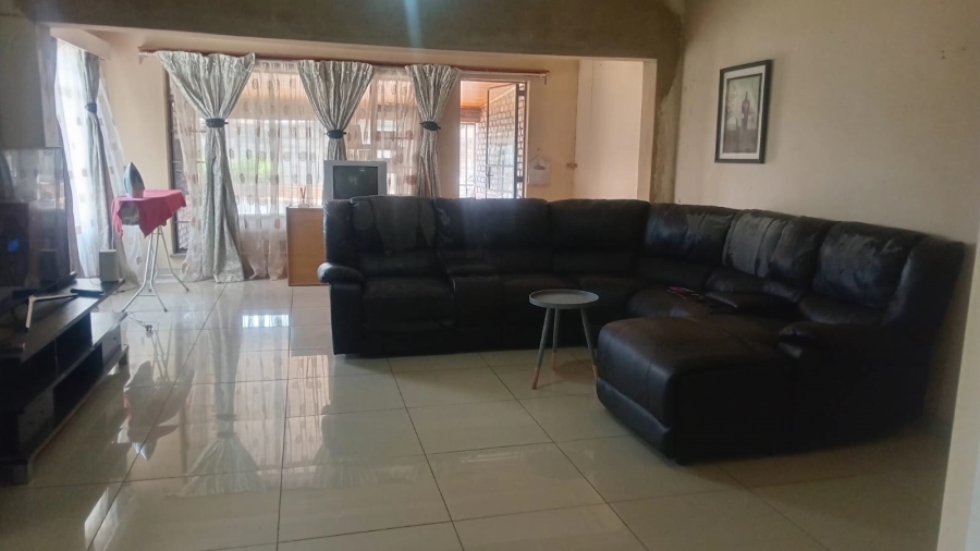 To Let 4 Bedroom Property for Rent in Glen Marais Gauteng
