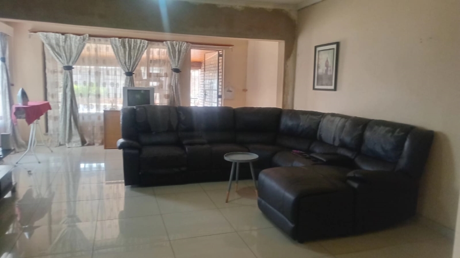 To Let 4 Bedroom Property for Rent in Glen Marais Gauteng