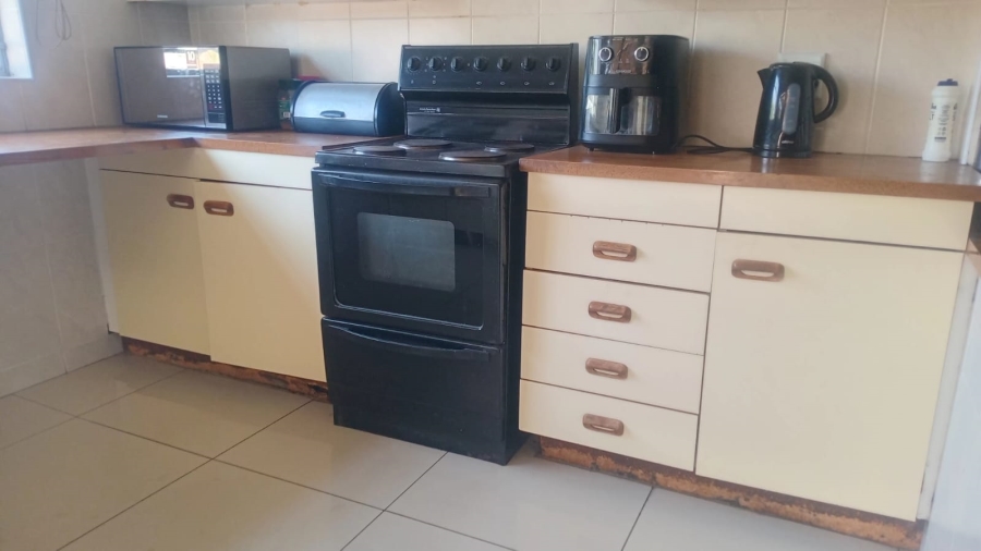 To Let 4 Bedroom Property for Rent in Glen Marais Gauteng