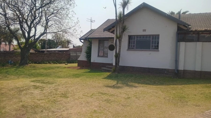 To Let 4 Bedroom Property for Rent in Glen Marais Gauteng