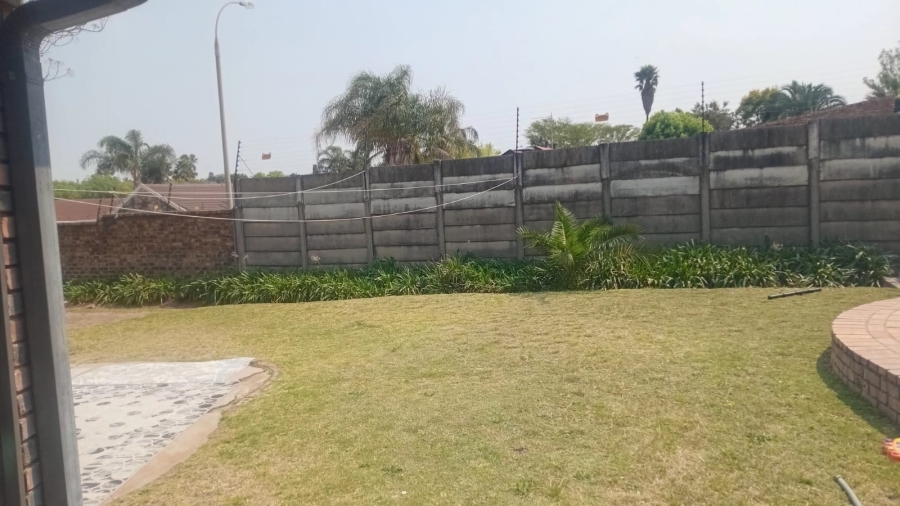 To Let 4 Bedroom Property for Rent in Glen Marais Gauteng