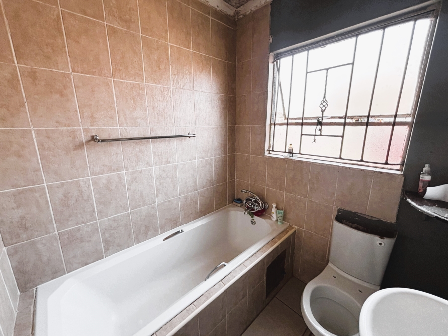 7 Bedroom Property for Sale in Birch Acres Gauteng