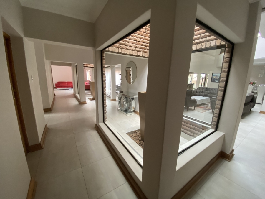 5 Bedroom Property for Sale in Sonneveld Gauteng