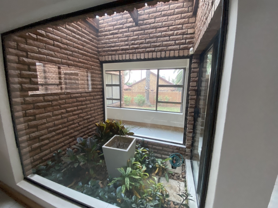 5 Bedroom Property for Sale in Sonneveld Gauteng