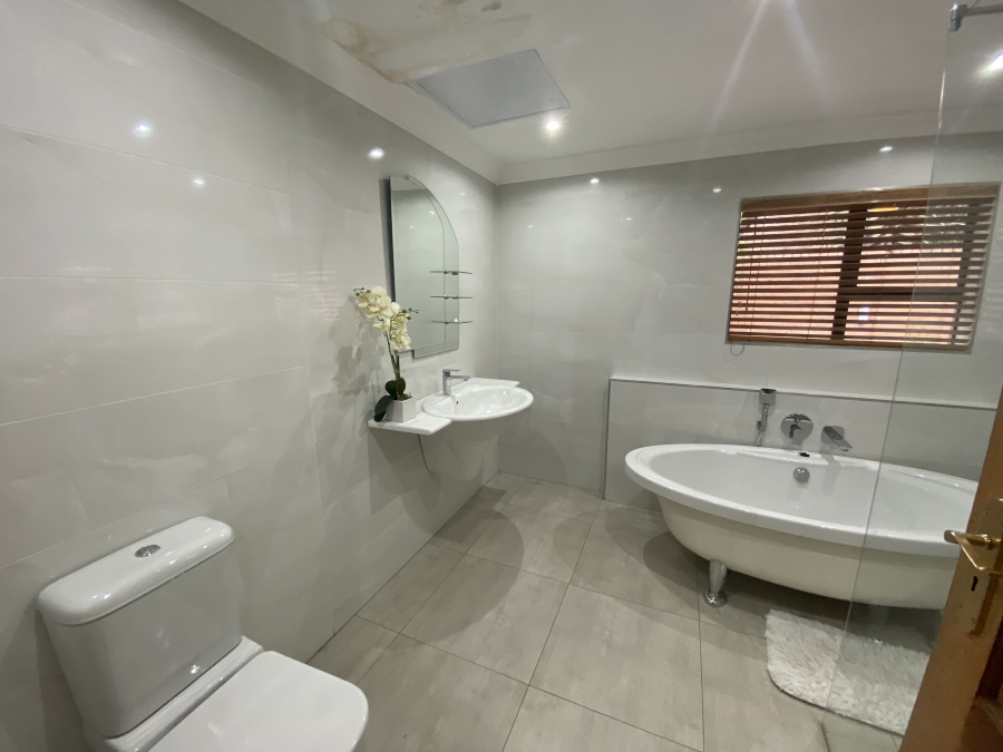 5 Bedroom Property for Sale in Sonneveld Gauteng