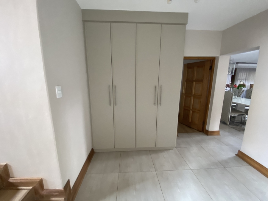 5 Bedroom Property for Sale in Sonneveld Gauteng