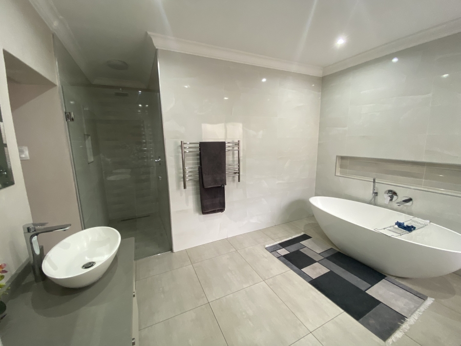 5 Bedroom Property for Sale in Sonneveld Gauteng