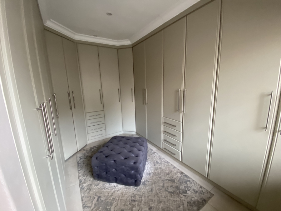 5 Bedroom Property for Sale in Sonneveld Gauteng