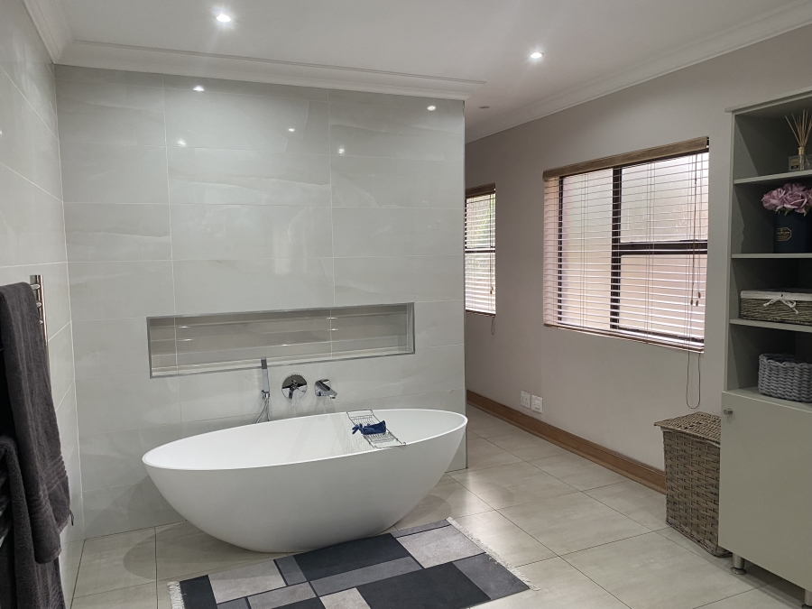 5 Bedroom Property for Sale in Sonneveld Gauteng