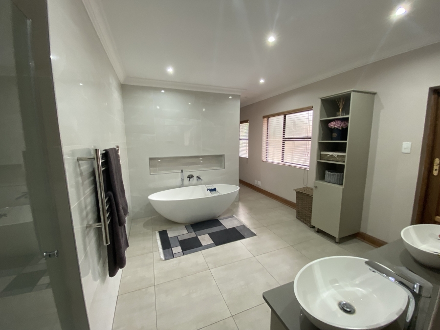 5 Bedroom Property for Sale in Sonneveld Gauteng