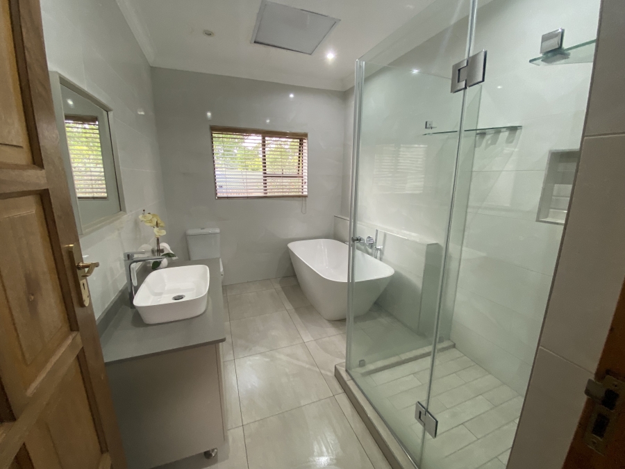 5 Bedroom Property for Sale in Sonneveld Gauteng