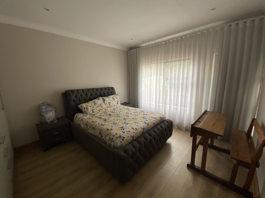 5 Bedroom Property for Sale in Sonneveld Gauteng