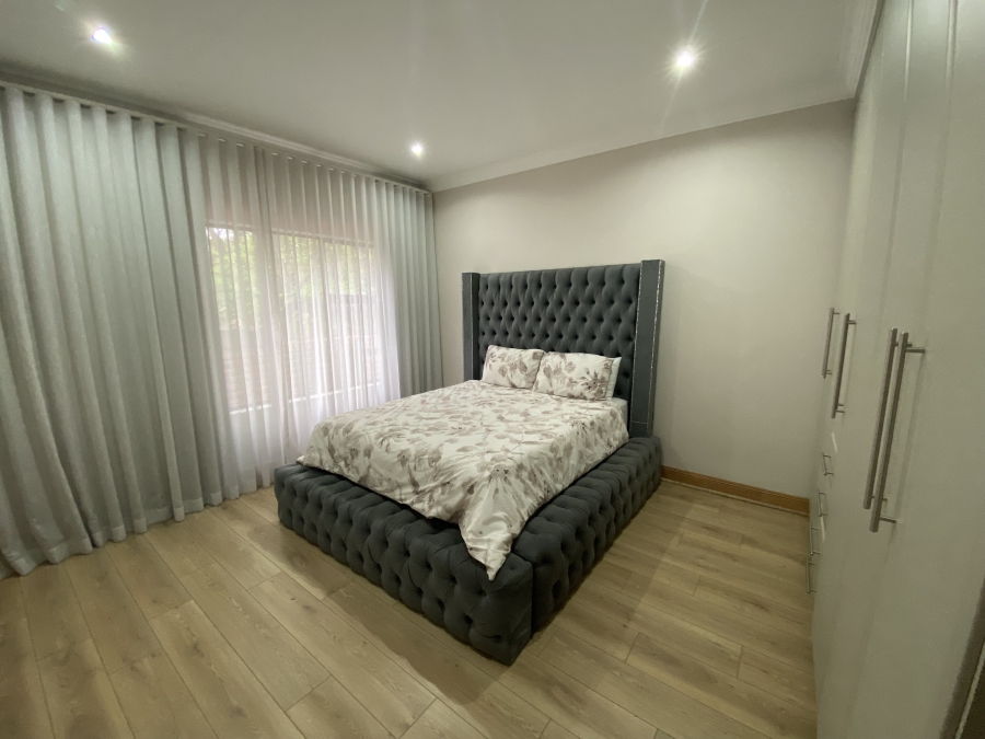 5 Bedroom Property for Sale in Sonneveld Gauteng