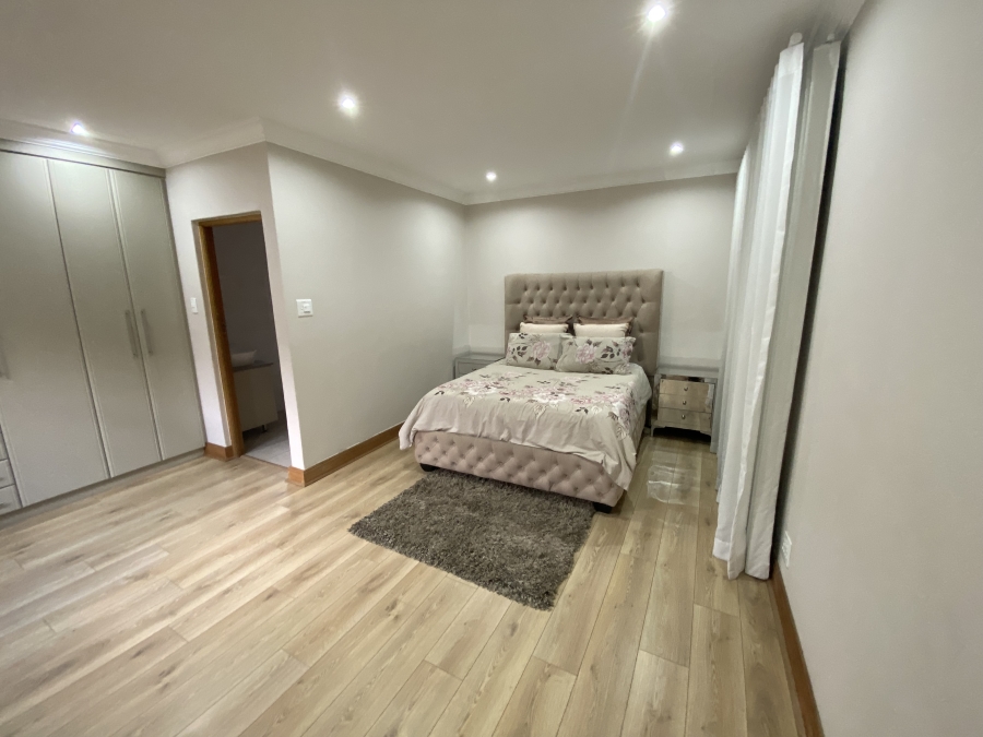 5 Bedroom Property for Sale in Sonneveld Gauteng