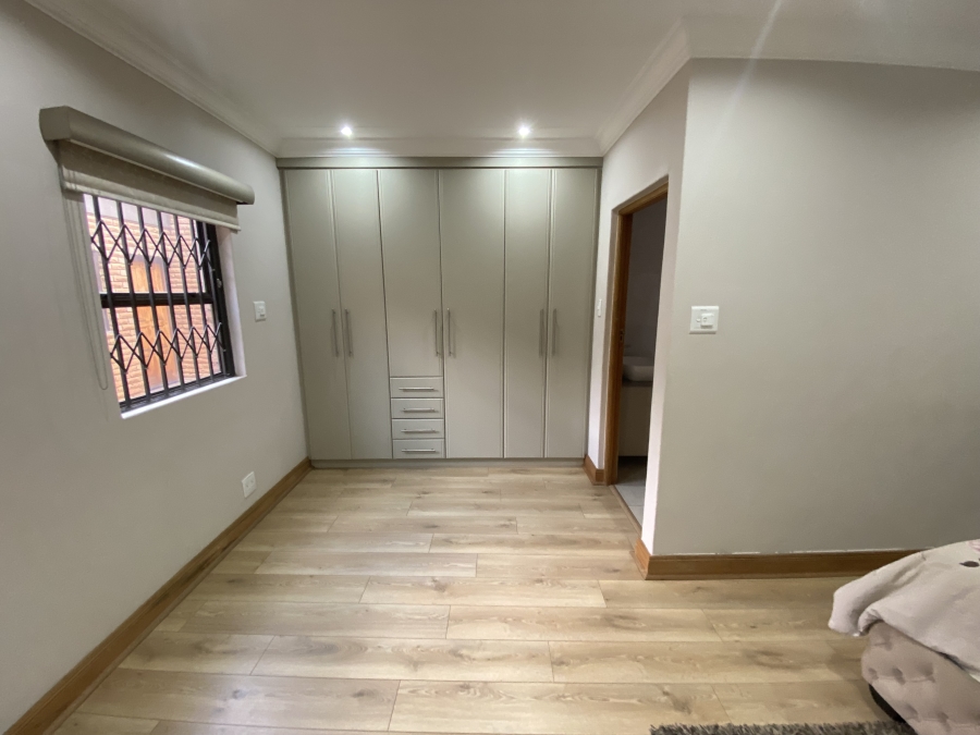 5 Bedroom Property for Sale in Sonneveld Gauteng