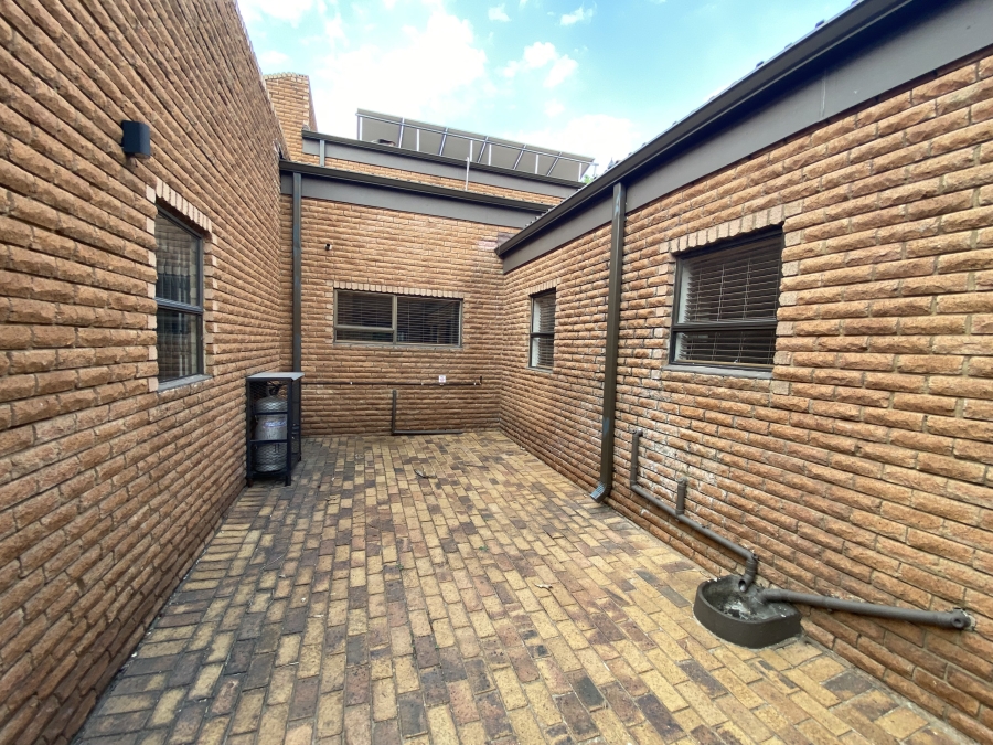 5 Bedroom Property for Sale in Sonneveld Gauteng