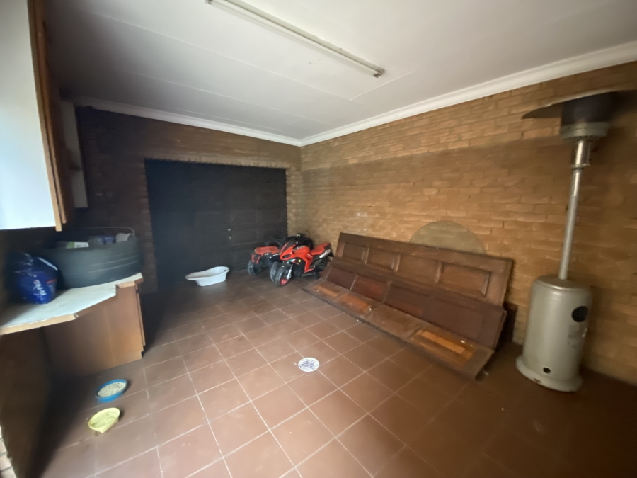 5 Bedroom Property for Sale in Sonneveld Gauteng