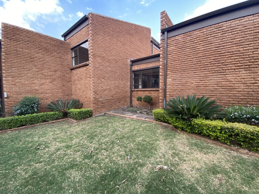 5 Bedroom Property for Sale in Sonneveld Gauteng