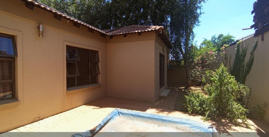 4 Bedroom Property for Sale in Rooihuiskraal North Gauteng