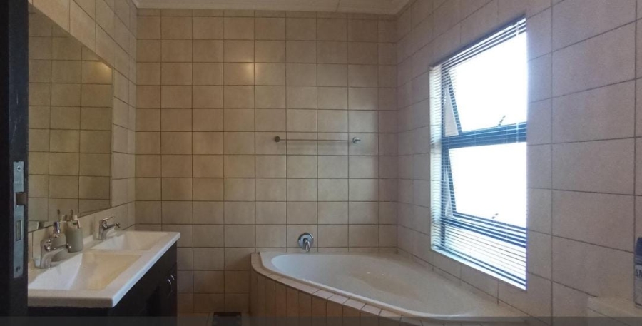 4 Bedroom Property for Sale in Rooihuiskraal North Gauteng