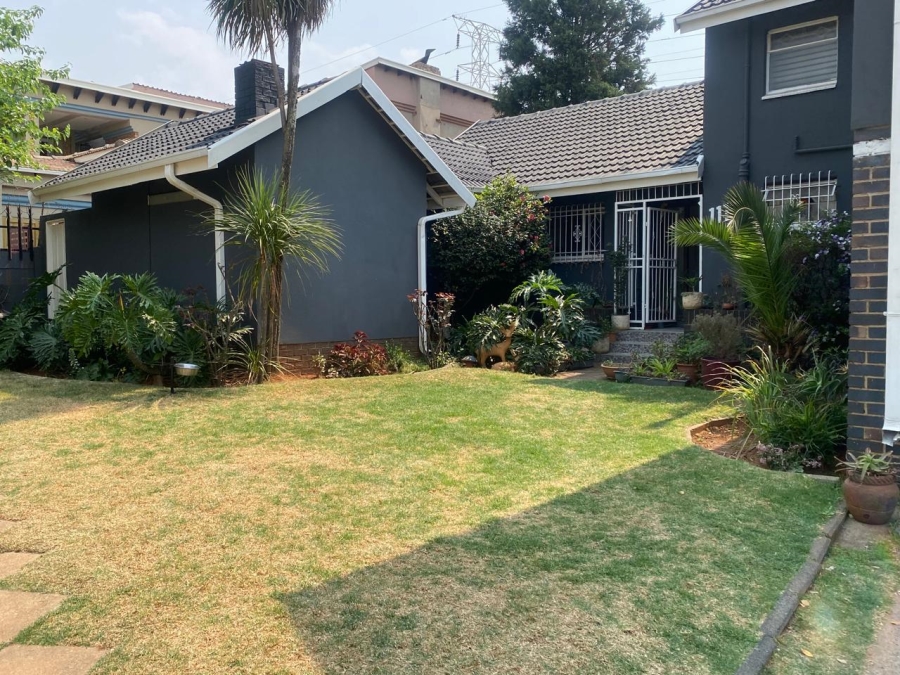 4 Bedroom Property for Sale in Mondeor Gauteng