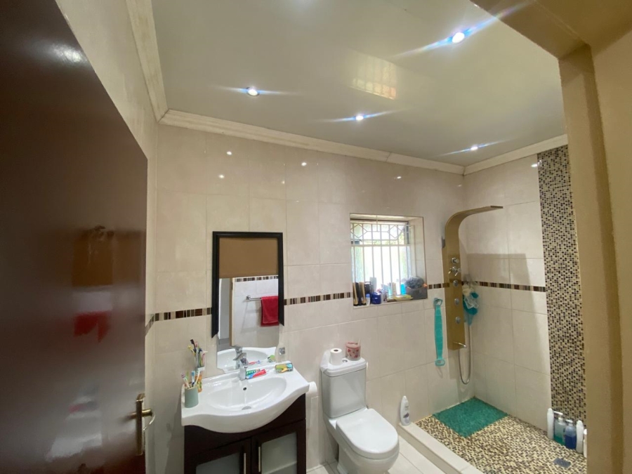 4 Bedroom Property for Sale in Mondeor Gauteng