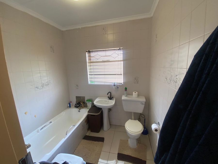 4 Bedroom Property for Sale in Mondeor Gauteng