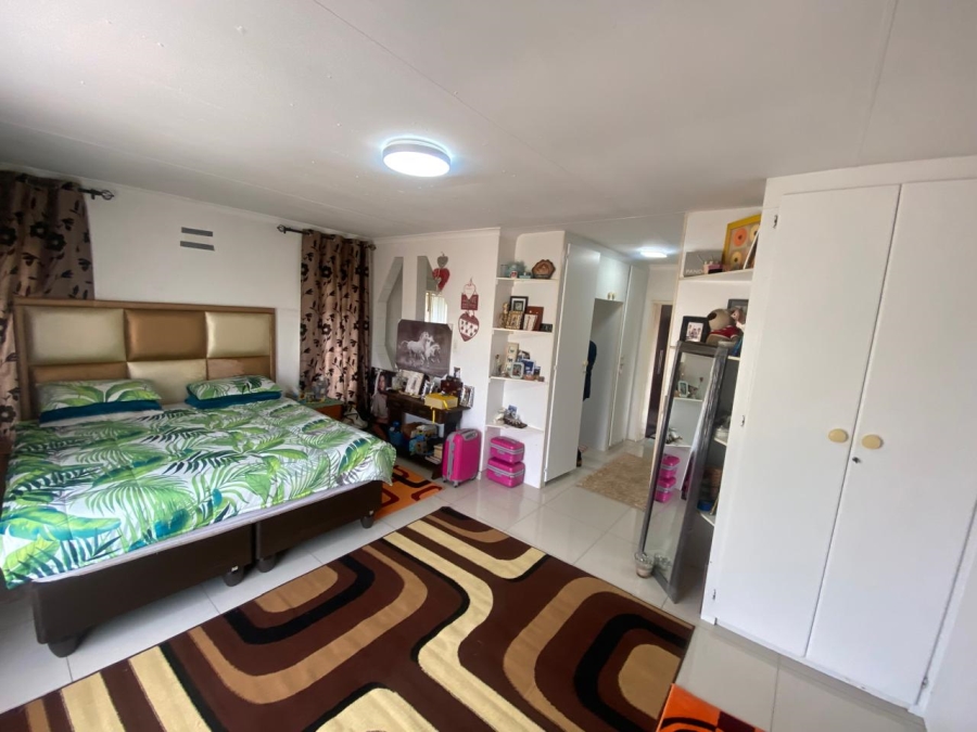 4 Bedroom Property for Sale in Mondeor Gauteng