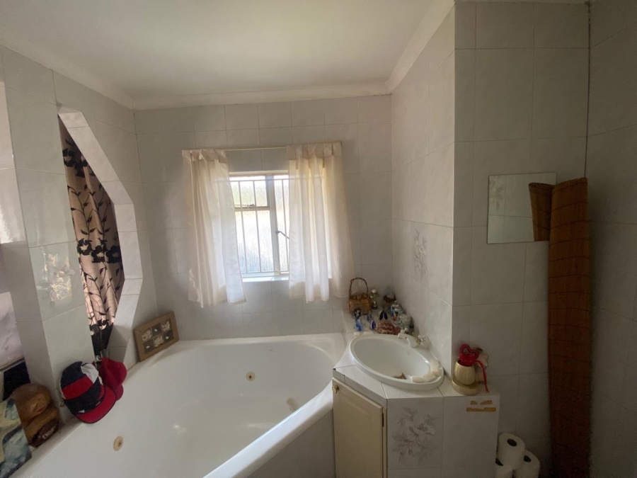 4 Bedroom Property for Sale in Mondeor Gauteng