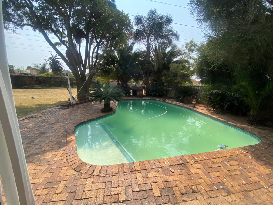 4 Bedroom Property for Sale in Mondeor Gauteng