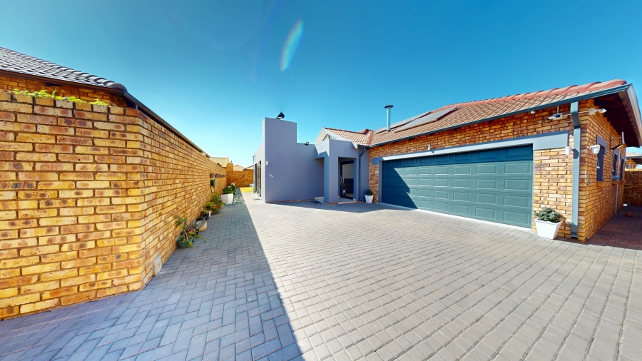 4 Bedroom Property for Sale in Dayanglen Gauteng