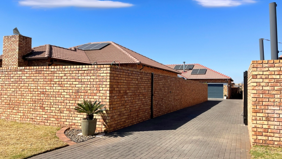 4 Bedroom Property for Sale in Dayanglen Gauteng
