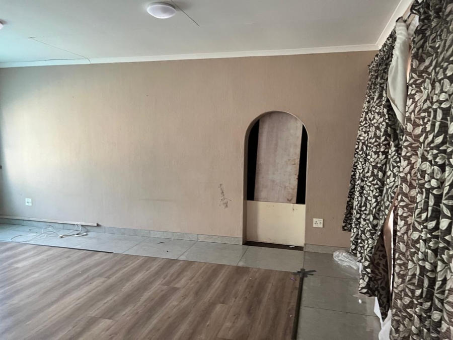 To Let 4 Bedroom Property for Rent in Rembrandt Park Gauteng