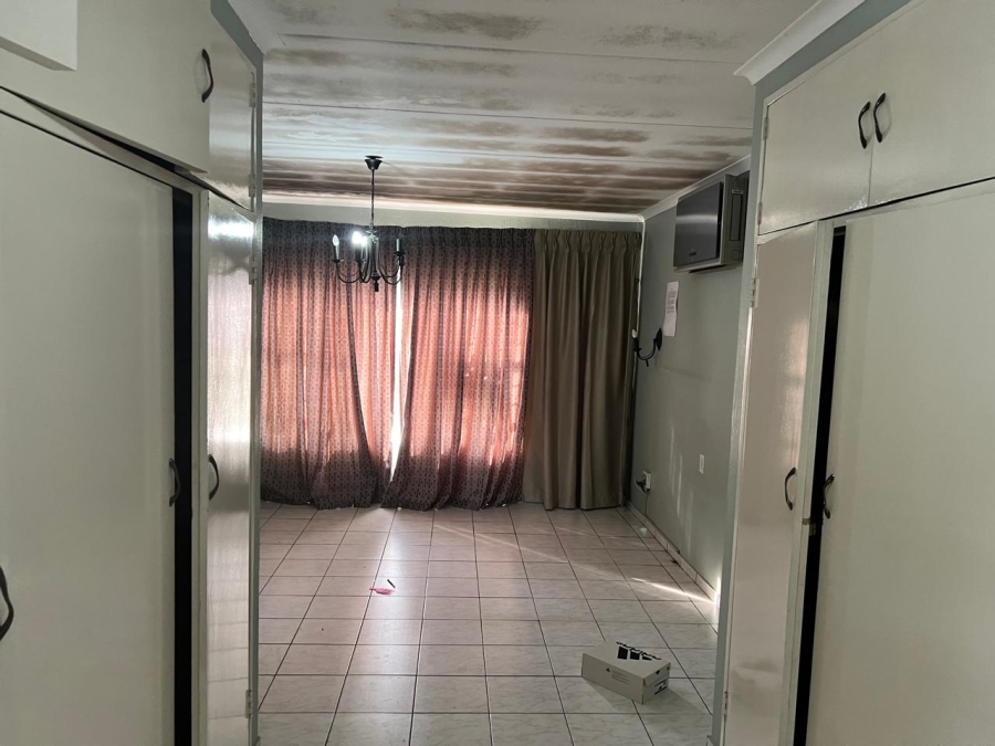 To Let 4 Bedroom Property for Rent in Rembrandt Park Gauteng