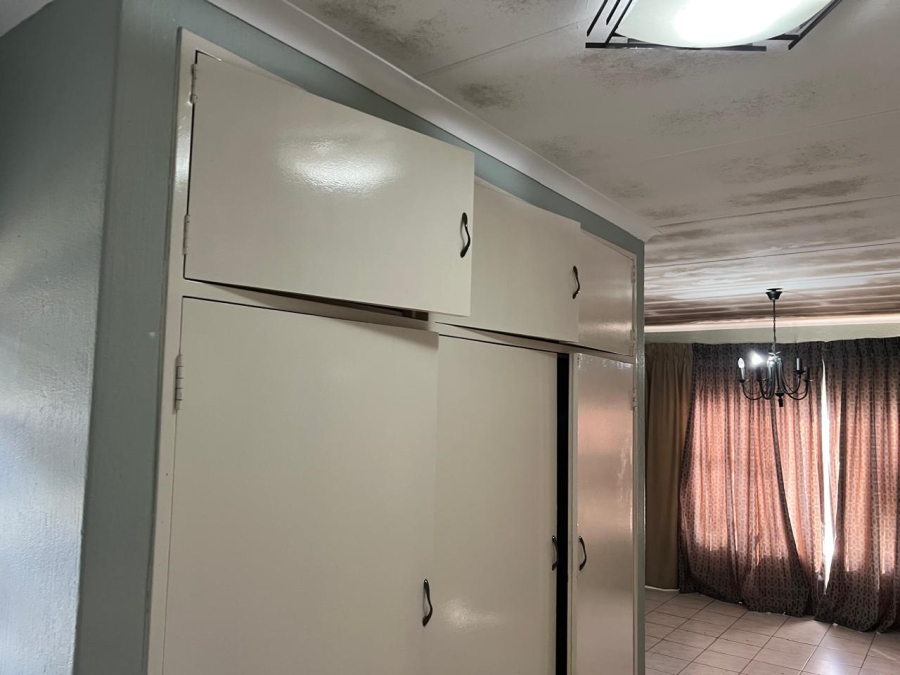 To Let 4 Bedroom Property for Rent in Rembrandt Park Gauteng