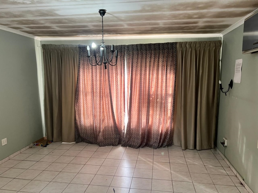 To Let 4 Bedroom Property for Rent in Rembrandt Park Gauteng