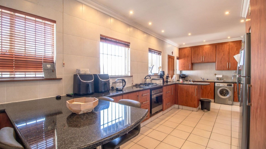 6 Bedroom Property for Sale in Dowerglen Gauteng